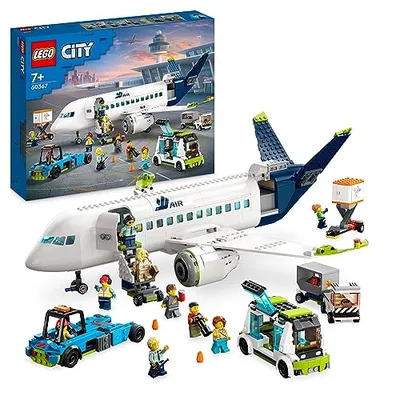 LEGO 60367 City L’Avion de Ligne, Jeux de Construction, Maquette d'Avion avec Véhicules de l'Aéroport : Bus, Remorqueur, Chargeur, Camion à Bagages et 9 Minifigurines