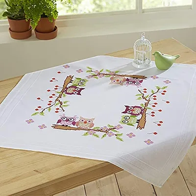 Zauberhafte Stickpackung " VERLIEBTES EULENPAAR " - la selección: Mitteldecke 80 cm x 80 cm o Tischläufer 40 cm x 100 cm - Cruz trazado - Stickdecke Stickgarn y de 100 % algodón - terminada dobladillo con eingewebtem Zierrand - de alta calidad, por el Selbersticken Sofort-Loslegen -- por la KAMACA-SHOP, algodón, blanco y multicolor, Mitteldecke 80 cm x 80 cm